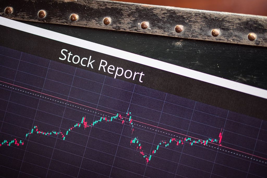 Aktiesparekonto eller månedsopsparing: to veje til at investere